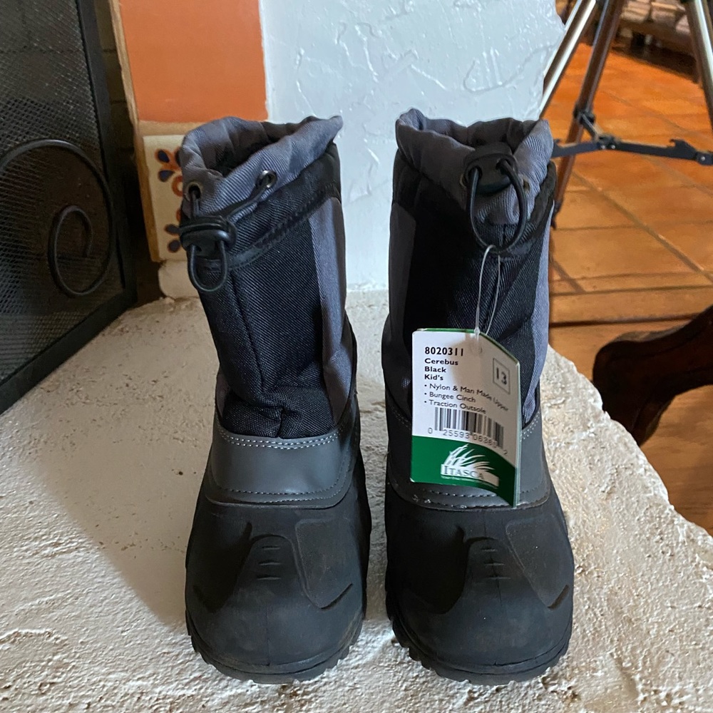 Snow boots